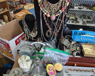 500lb. Cloths / jewelry/ toys/ antiques and more by Flippin-it