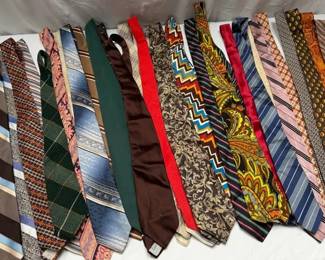 CTBIDS Warehouse Online Auction I VINTAGE CLOTHES, ACCYS & Art I ENDS 06/29, PU 07/02 I 85713